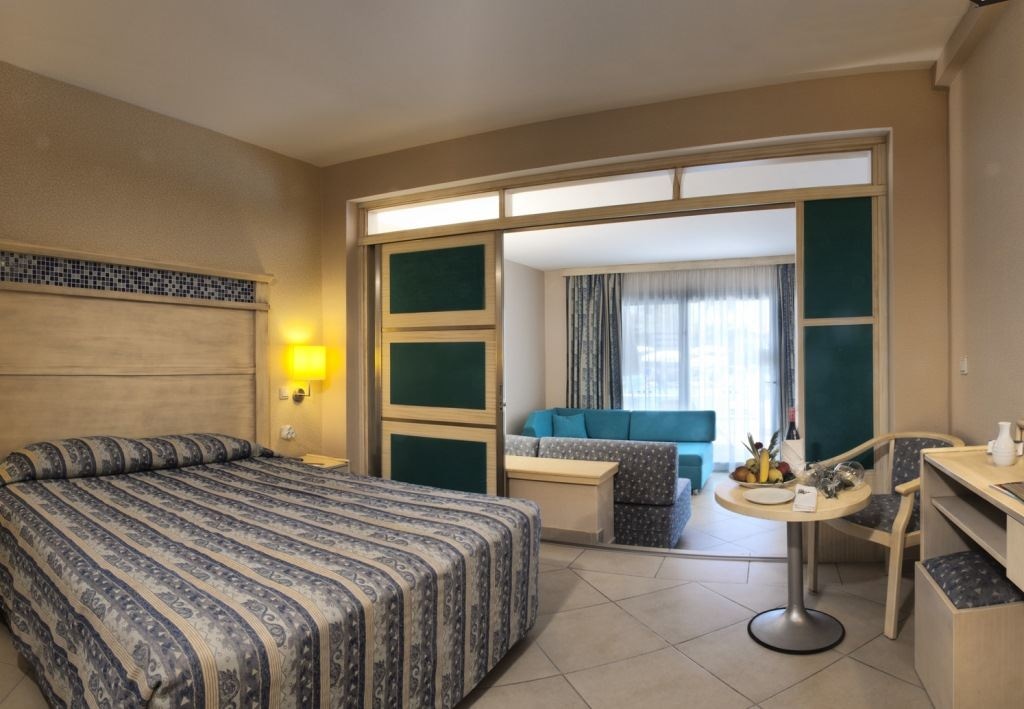 rooms-family-pool-suite-with-balcony