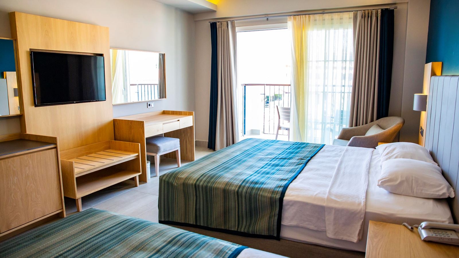 rooms-superior-room-sea-view-with-balcony