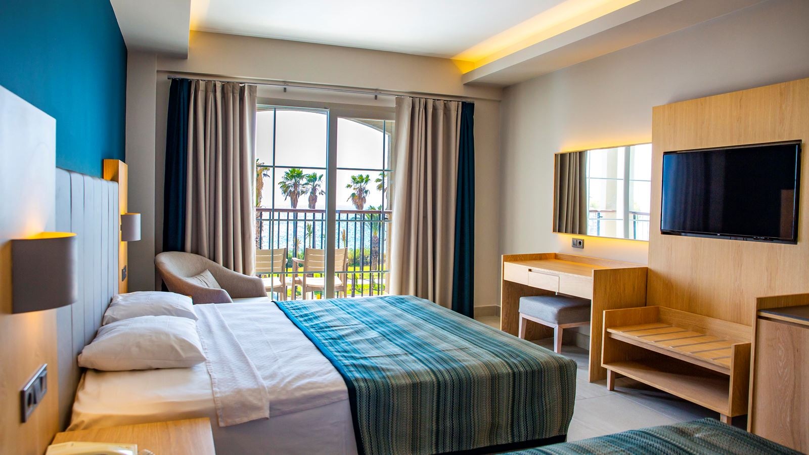 rooms-superior-room-sea-view-with-balcony
