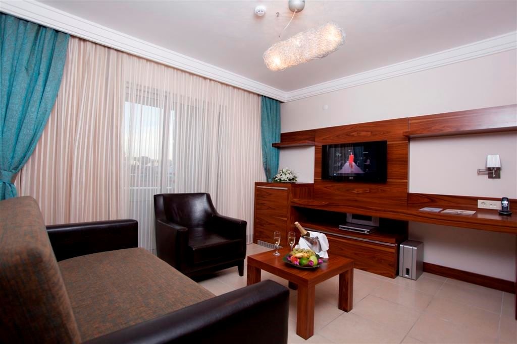 rooms-deluxe-king-suite-room