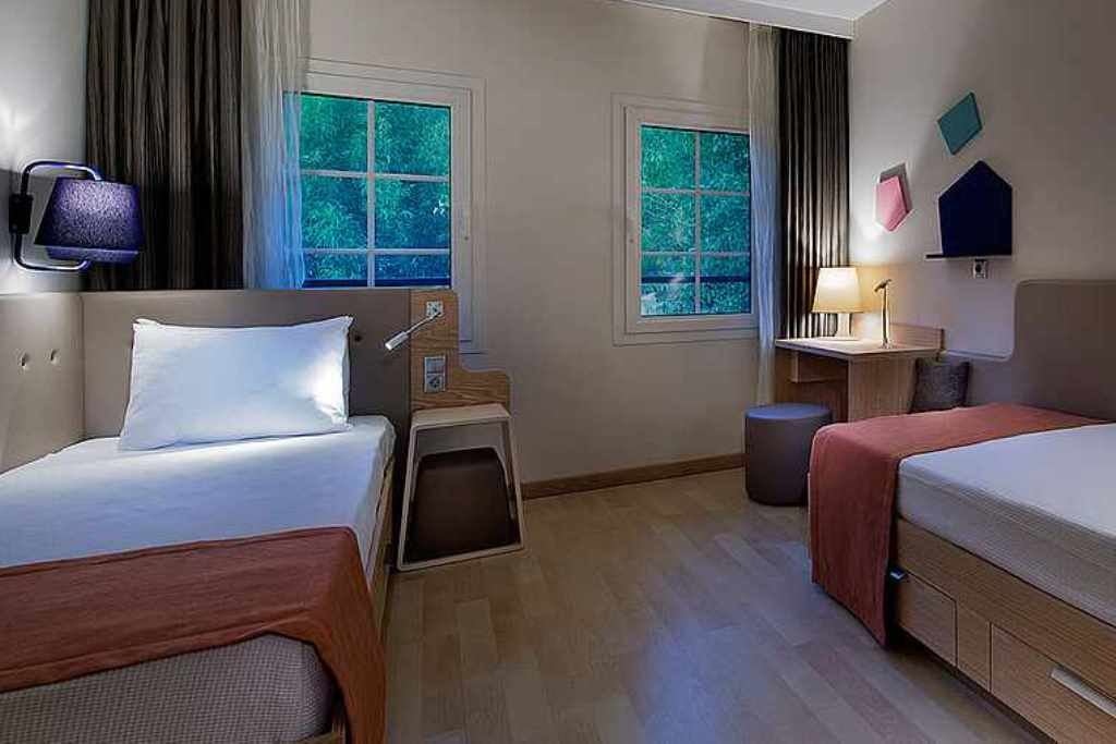 rooms-family-suit--in-main-building