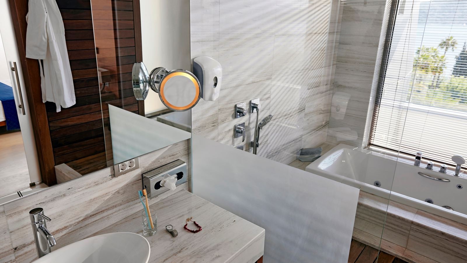 rooms-deluxe-suite-sea-view-room