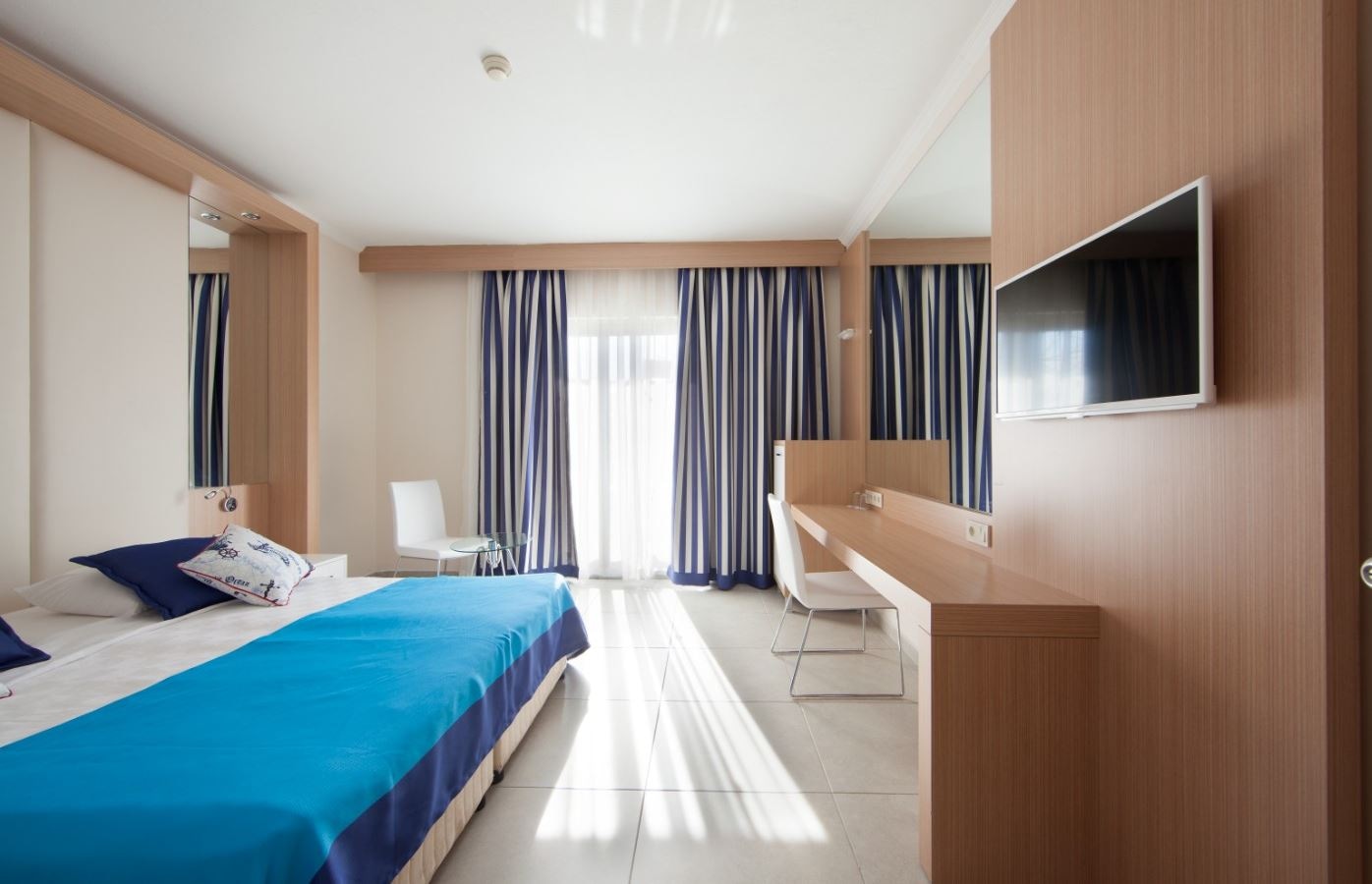 rooms-family-with-balcony-land-view