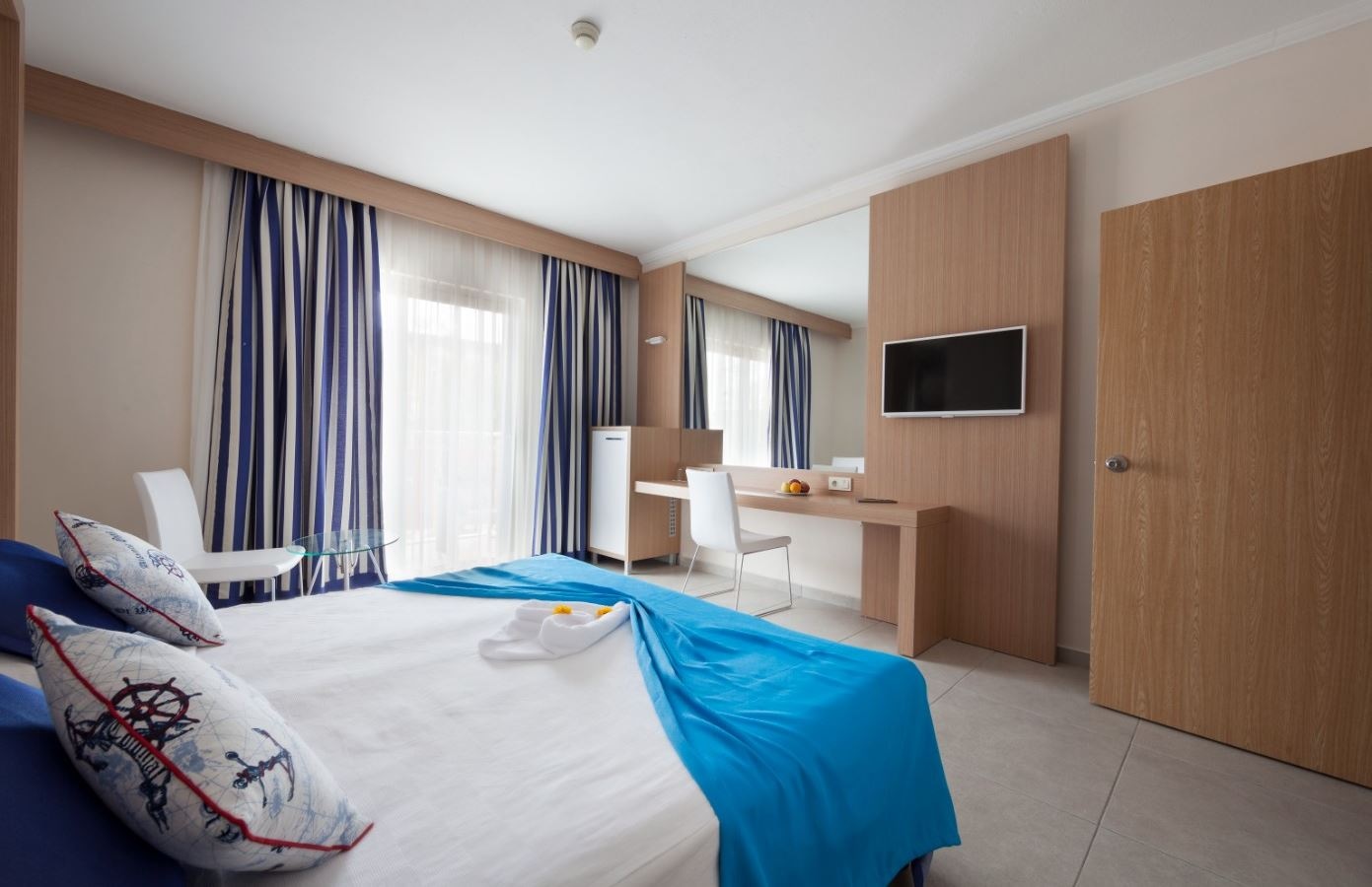 rooms-family-with-balcony-land-view