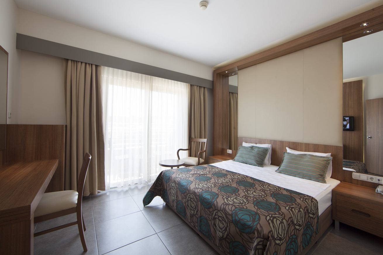 rooms-family-with-balcony-limited-sea-view