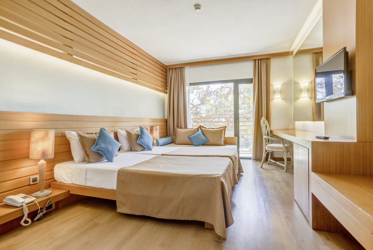 rooms-standard-room-main-building-with-balcony