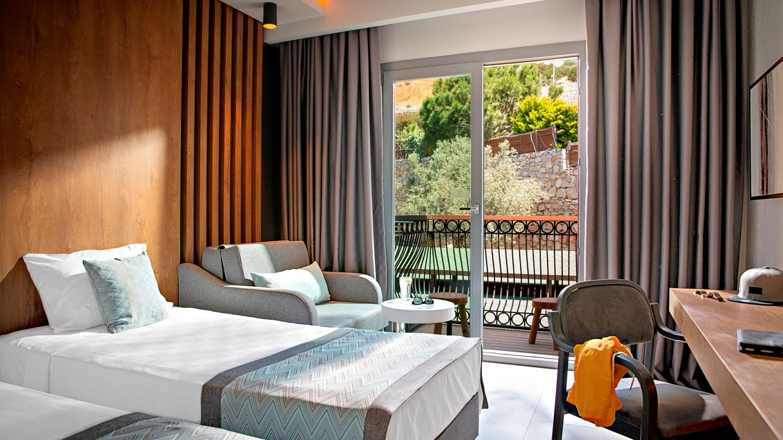 rooms-standard-mainbuilding-with-balcony--garden-view