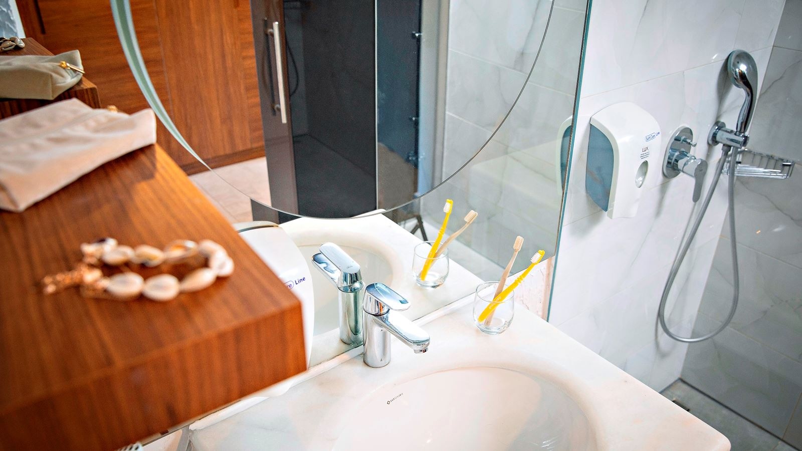 rooms-standard-mainbuilding-with-balcony--garden-view