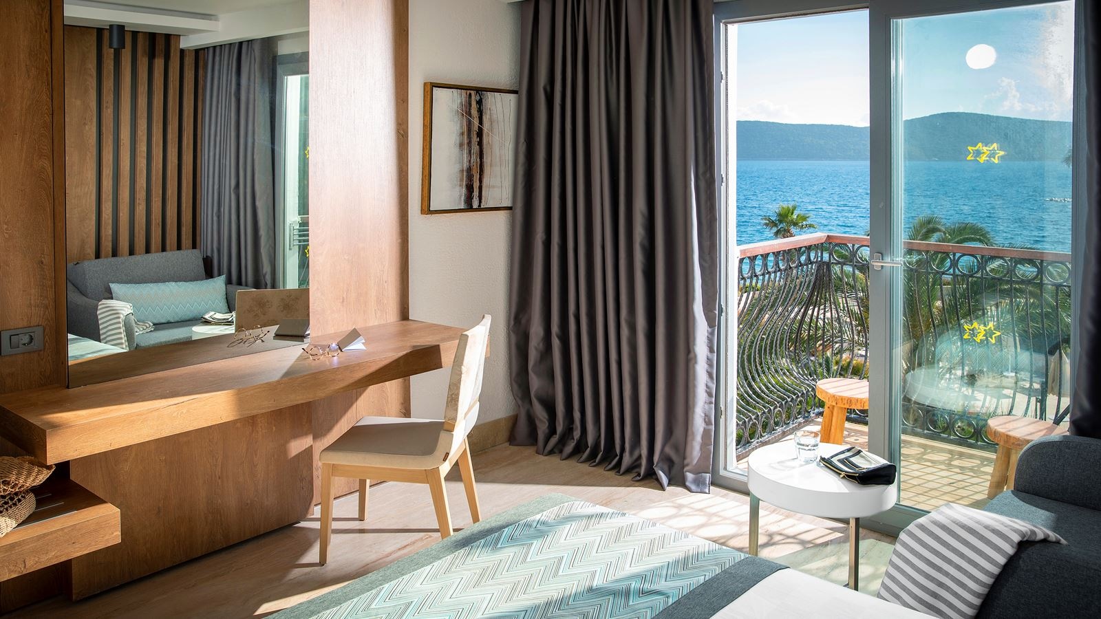 rooms-standard-mainbuilding-with-balcony--limited-sea-view