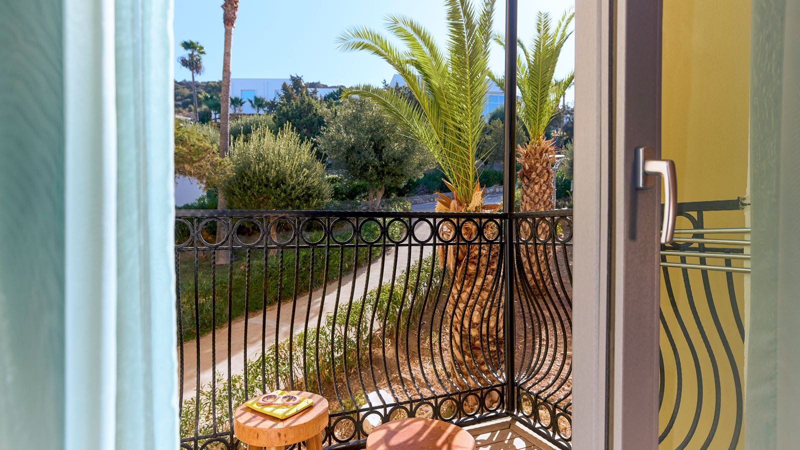 rooms-standard-mainbuilding-with-balcony--garden-view