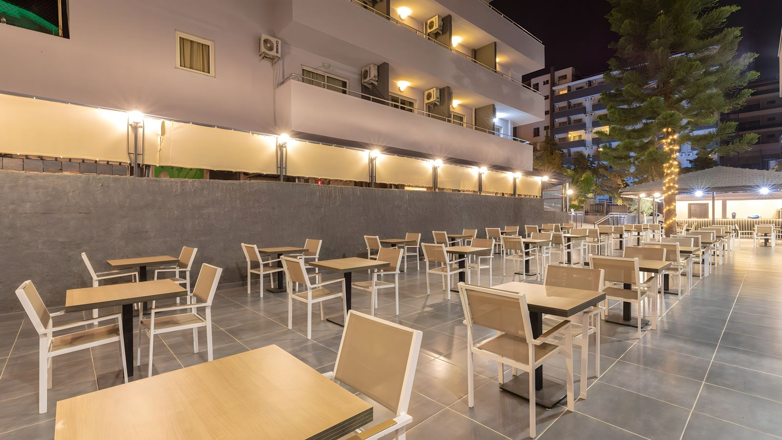 restaurants-outdoor-pool