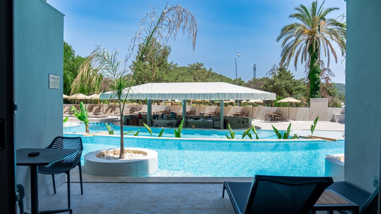 rooms-deluxe-swim-up