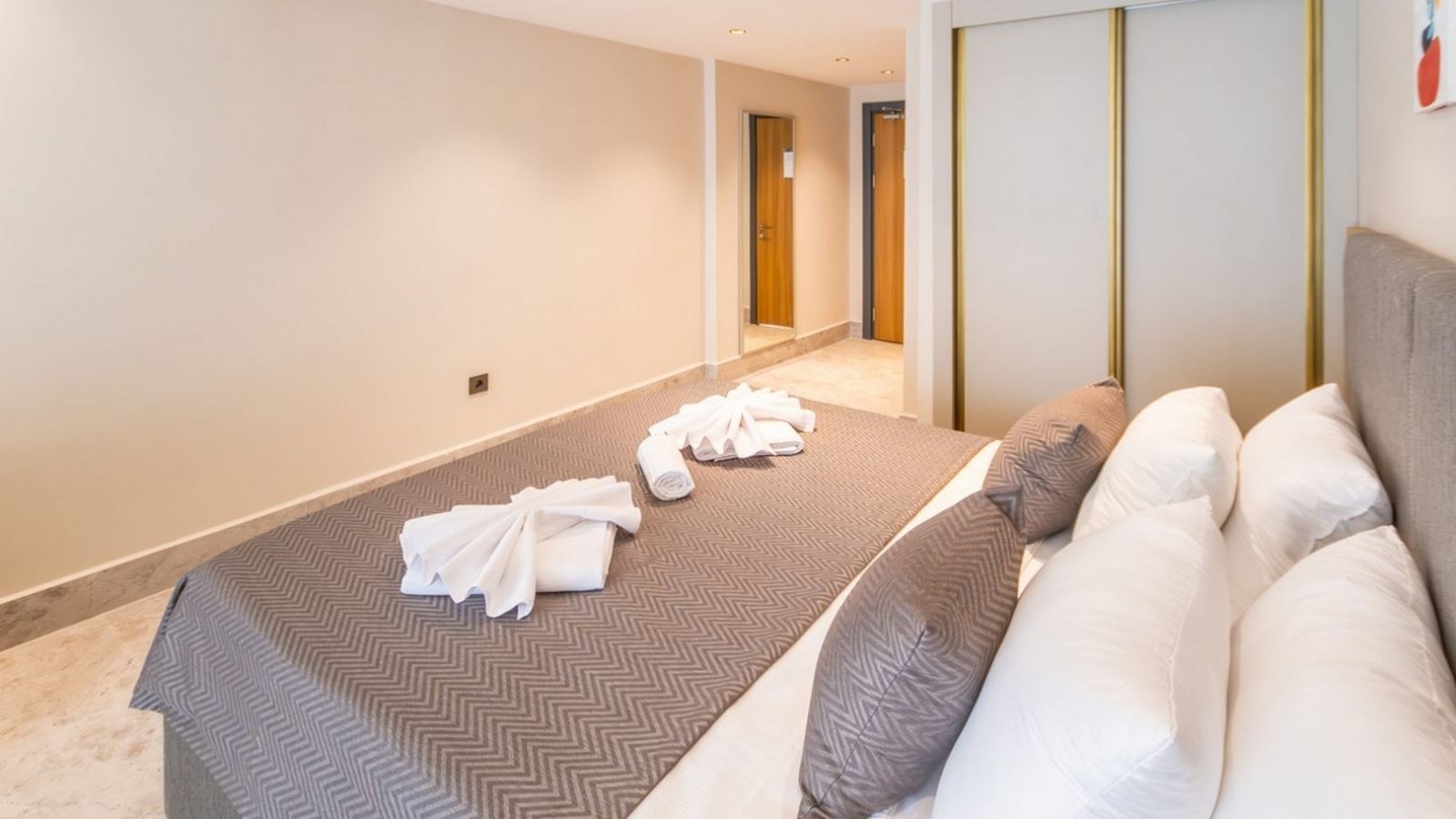 rooms-deluxe-swim-up-suite