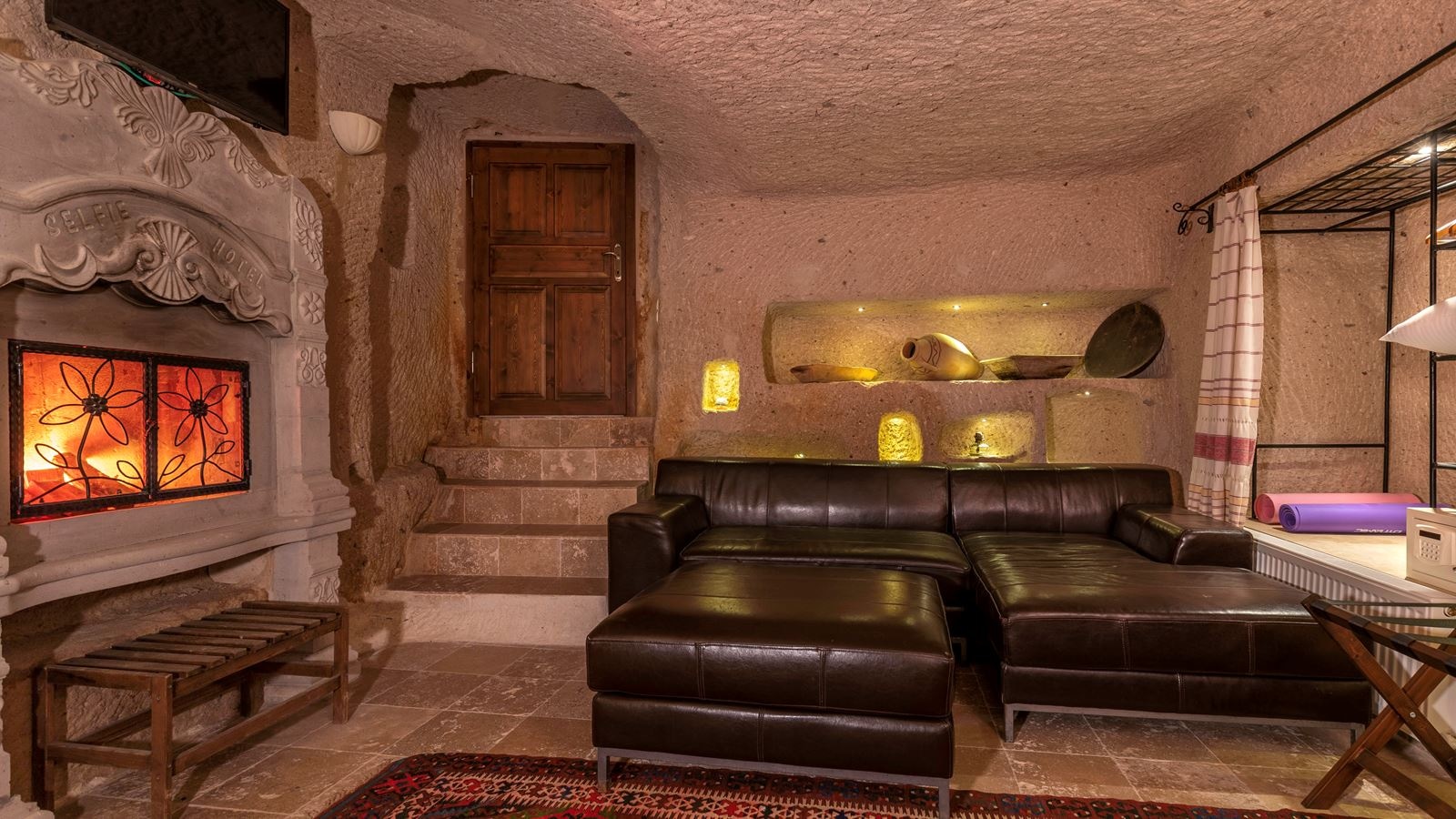 rooms-deluxe-cave-room
