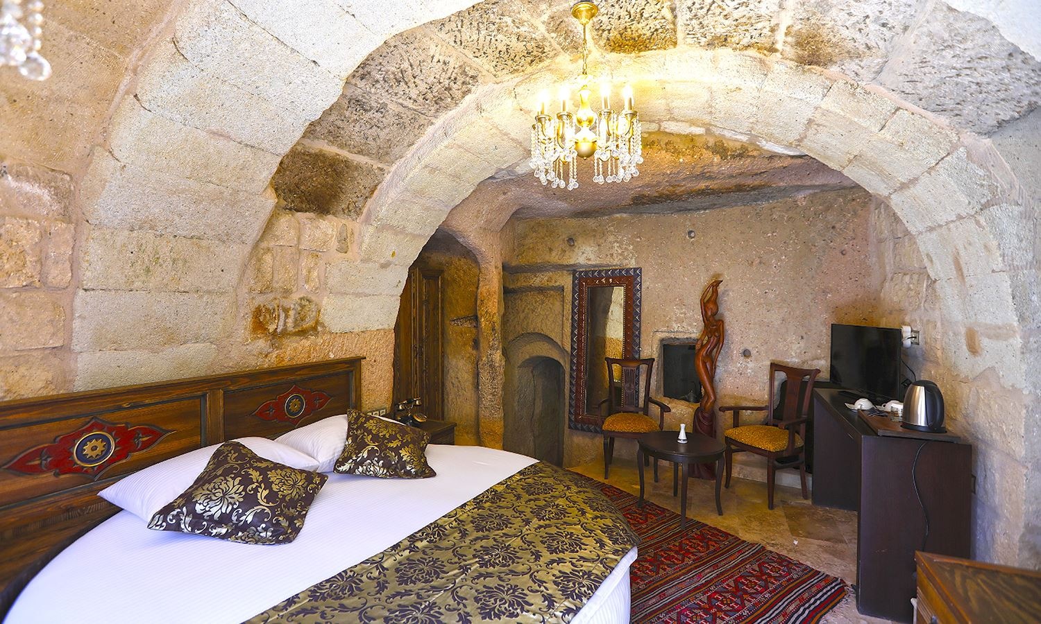 rooms-deluxe-cave-room
