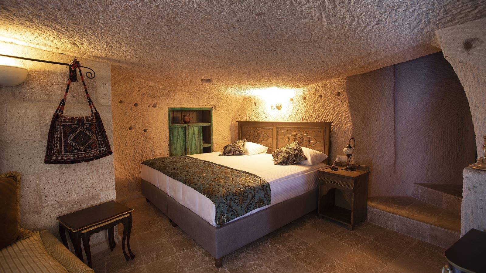 rooms-executive-cave-room-valley-view