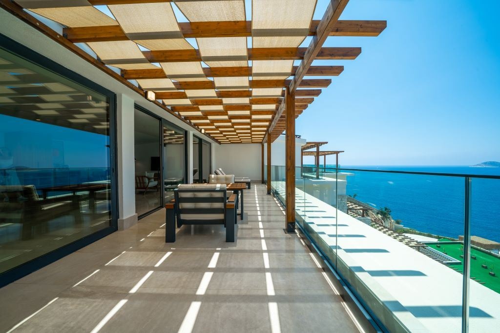 rooms-penthouse-suite-sea-view-with-jacuzzi