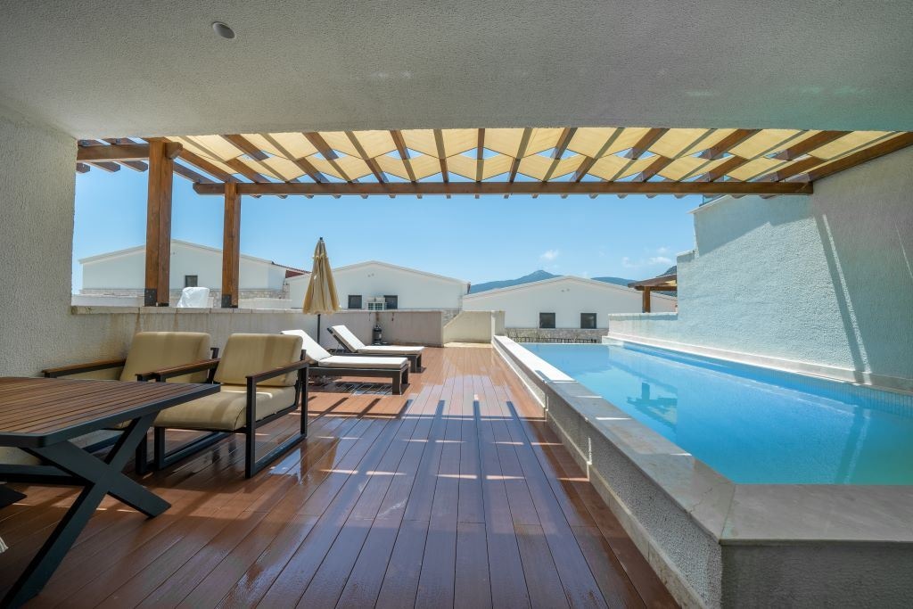 rooms-senior-suite-garden-view-private-pool