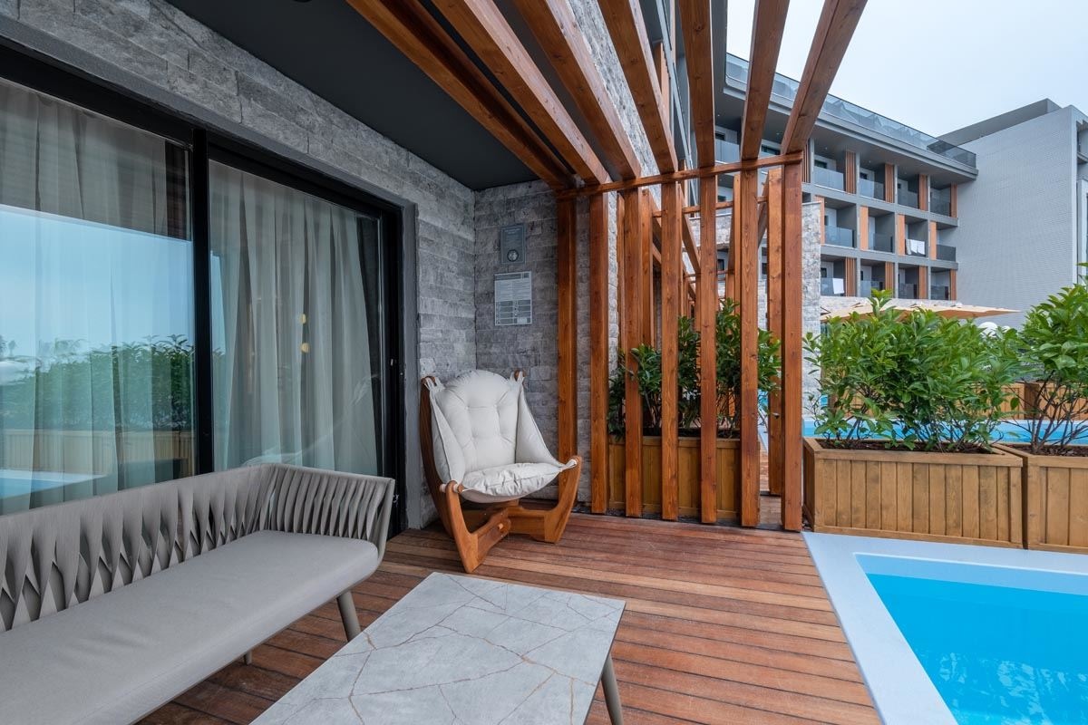 rooms-superior-swimup-land-view