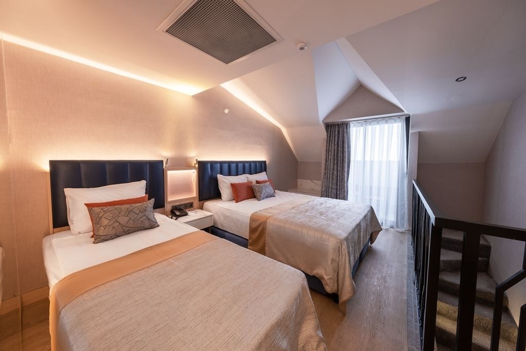 rooms-tiny-attic-land-view