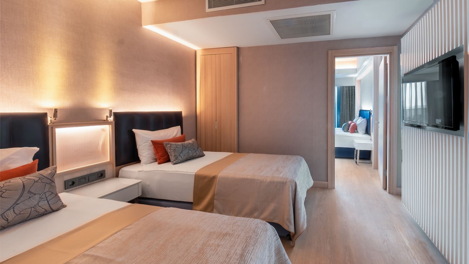 rooms-family-superior-swimup-land-view