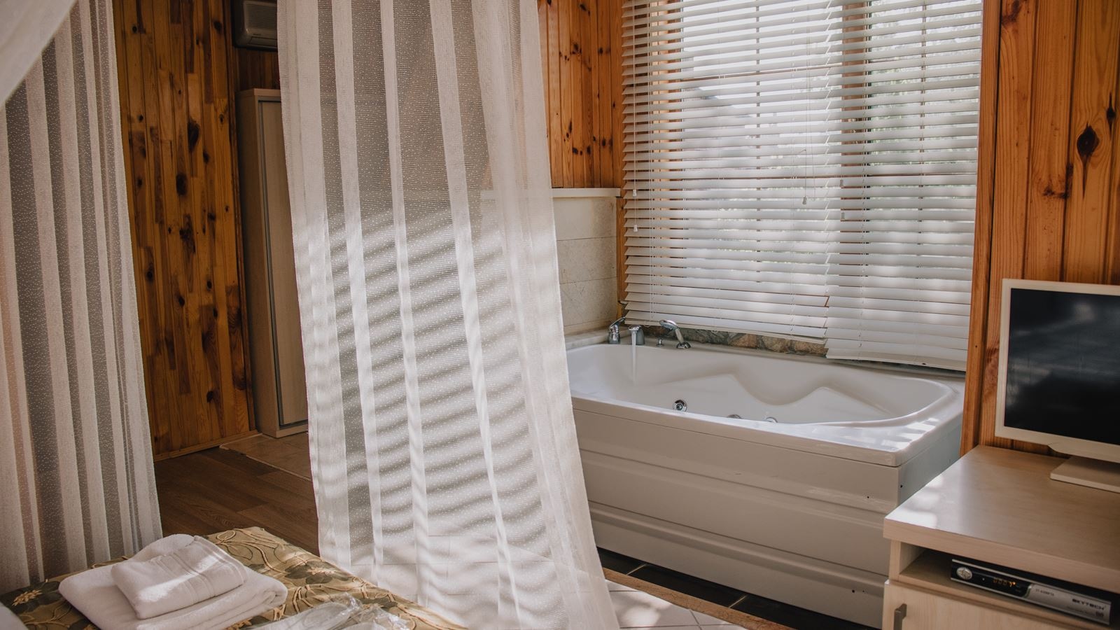 rooms-jakuzili-junior-suit