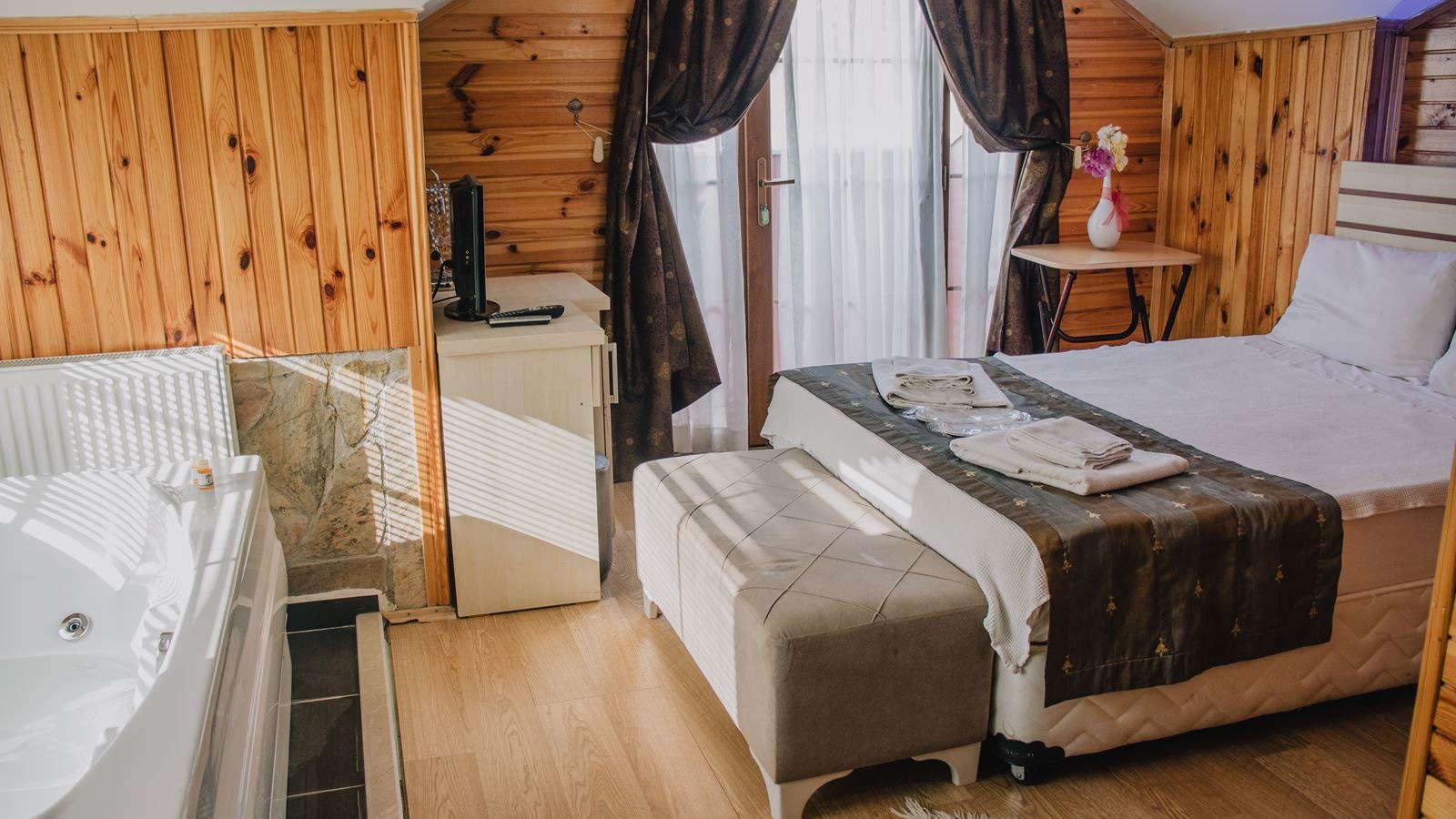 rooms-jakuzili-junior-suit