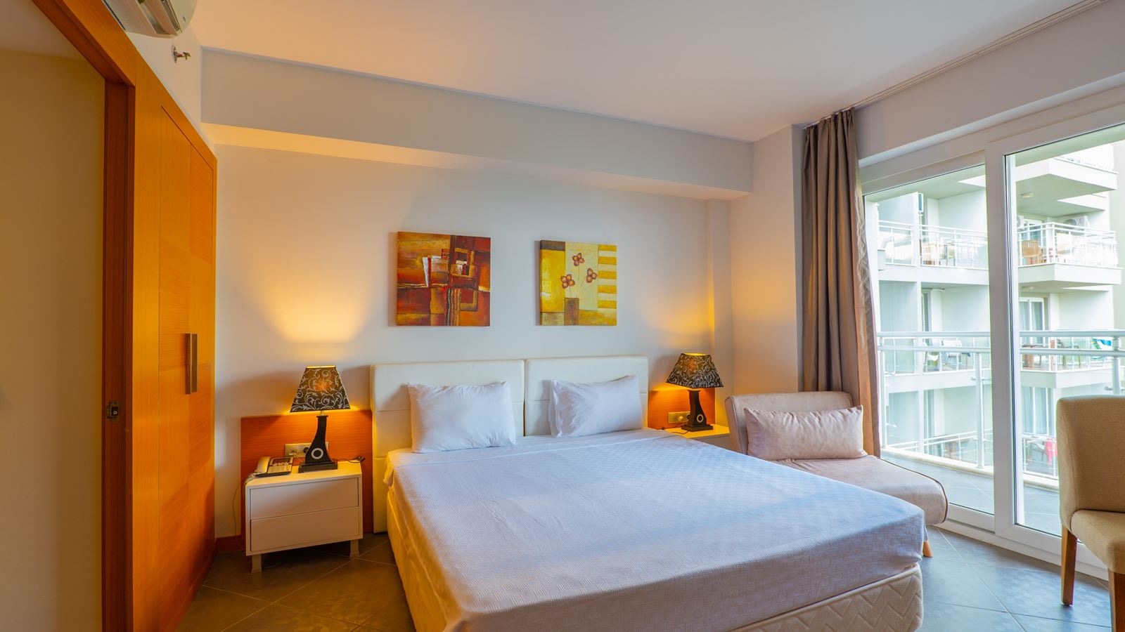 rooms-1+1-family-room-with-bunkbed