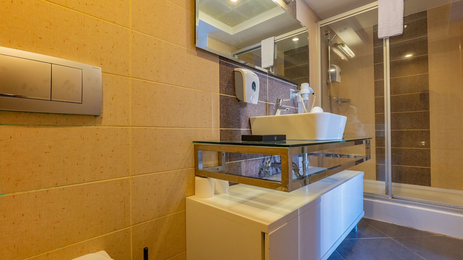 rooms-1+1-family-room-with-bunkbed