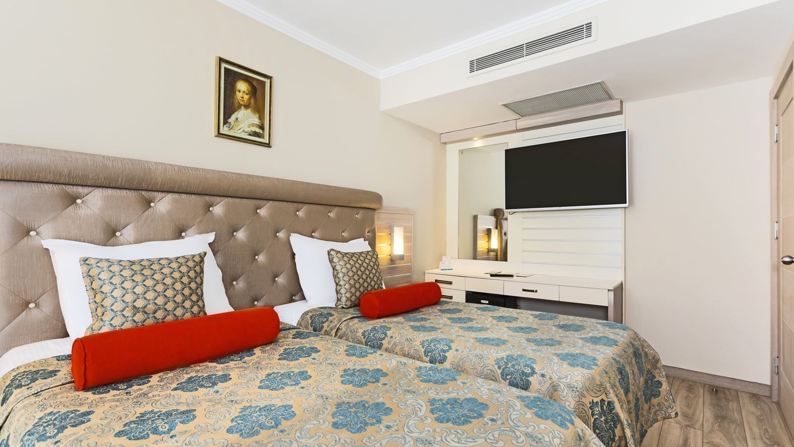 rooms-couple-orange-suite-room
