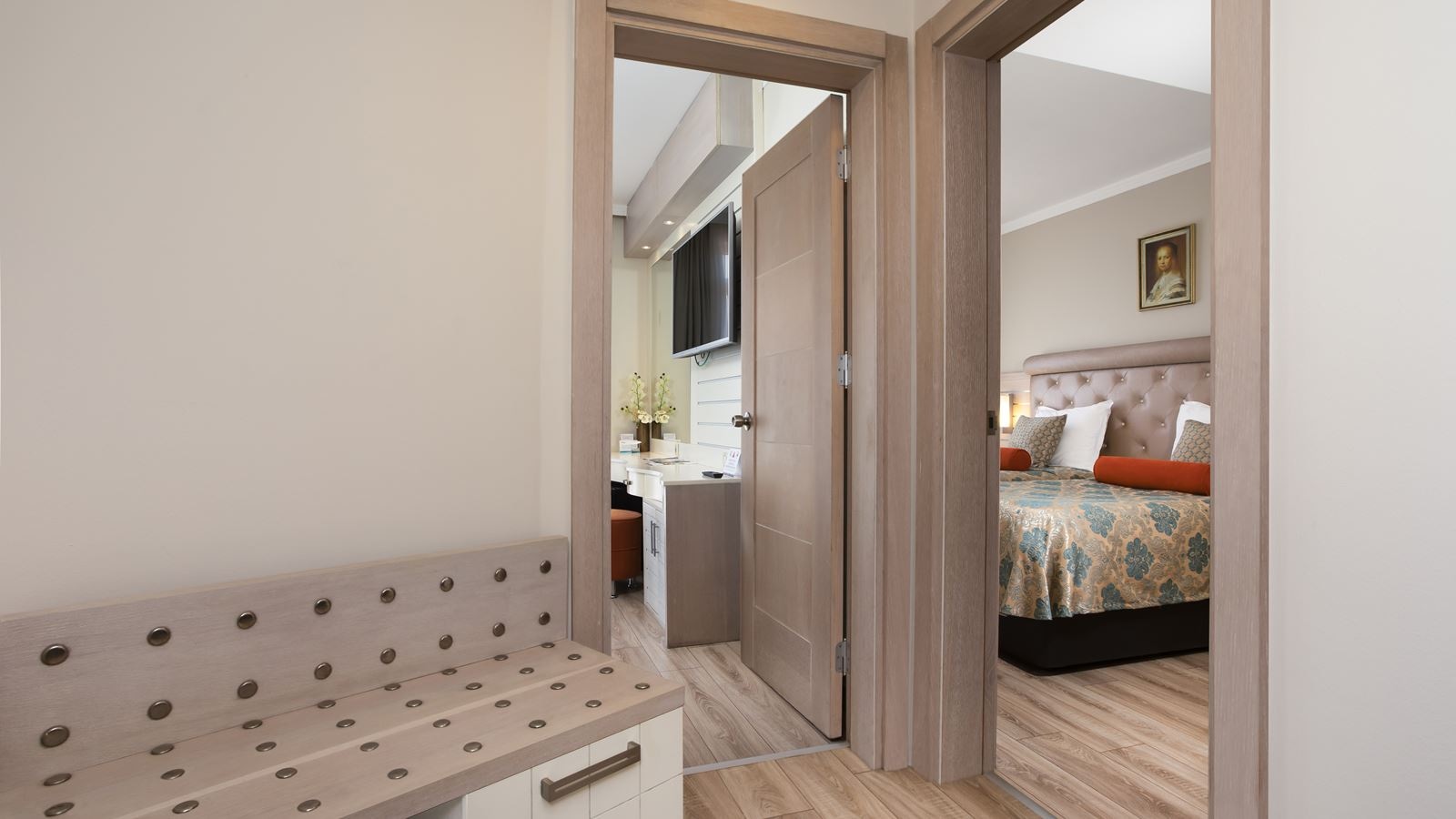 rooms-couple-orange-suite-room