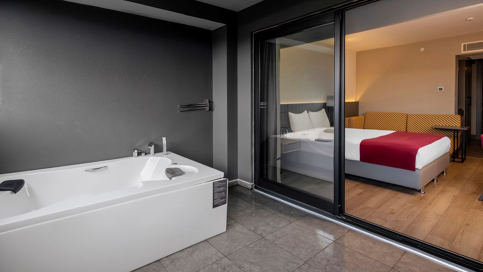 rooms-standard-room-with-jacuzzi