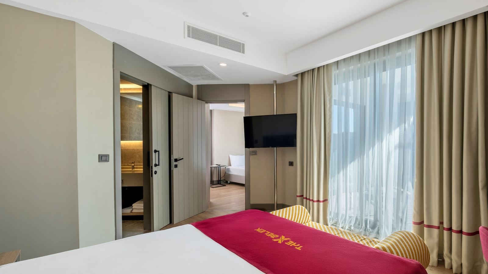 rooms-family-room-with-connection-door