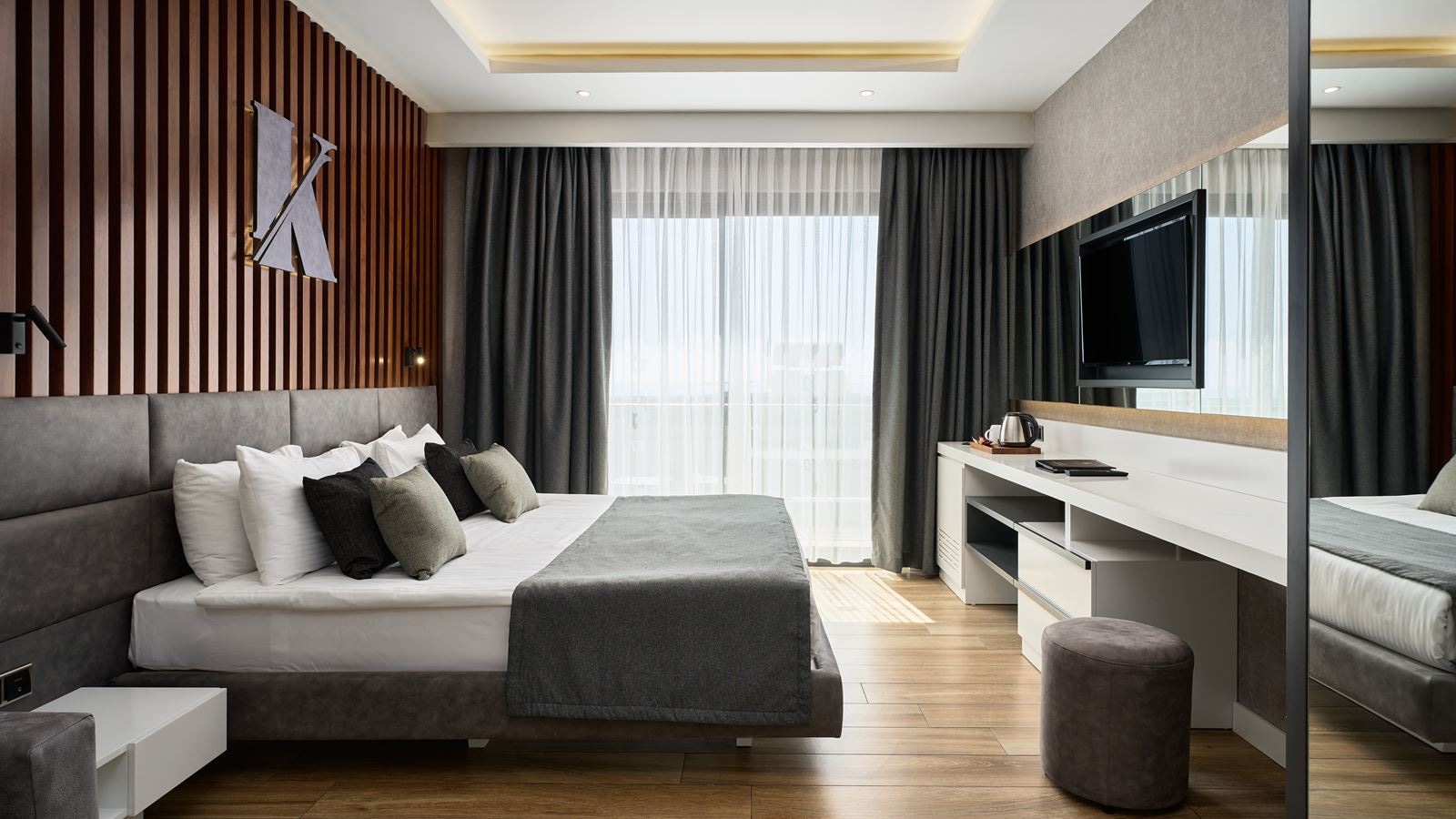 rooms-deluxe-family-room