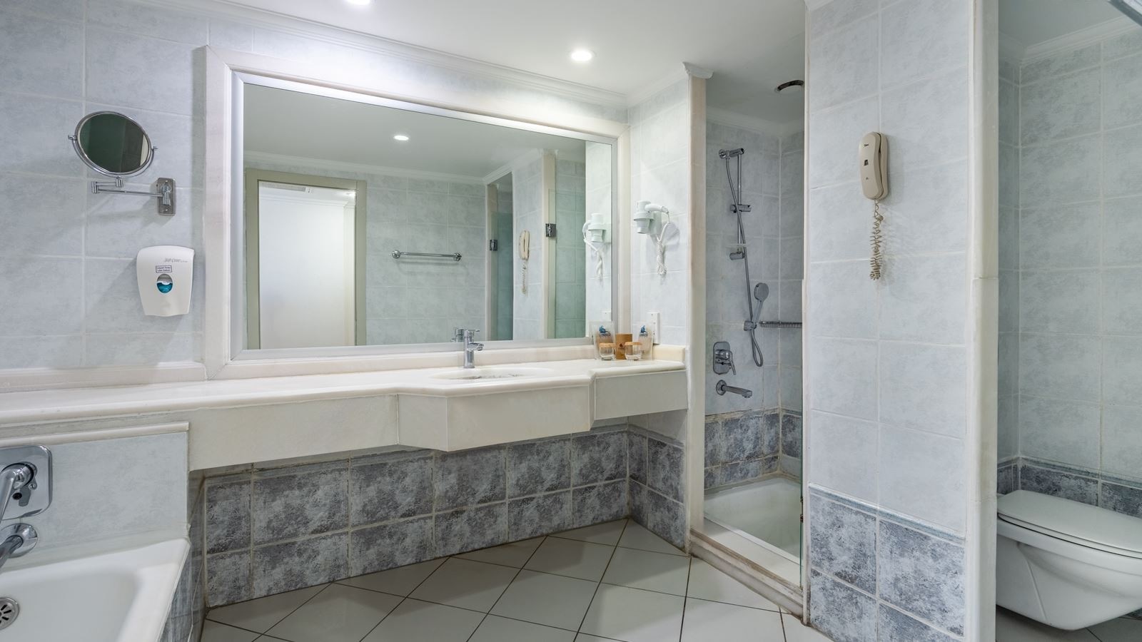 rooms-terrae-de-luxe-room