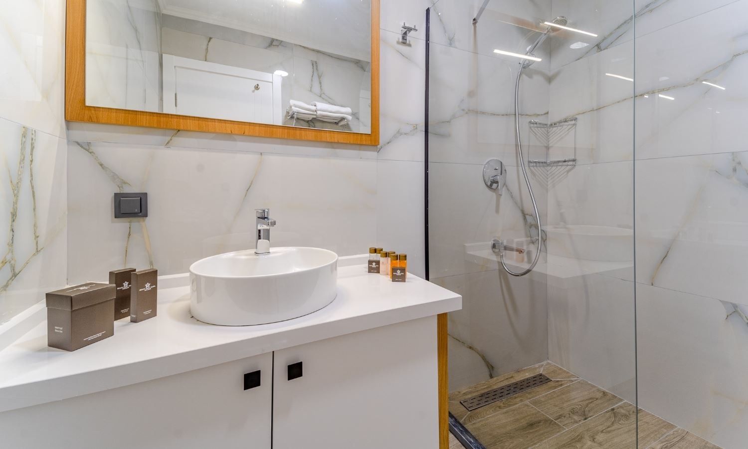 rooms-deluxe-spacious-sea-view-jacuzzi