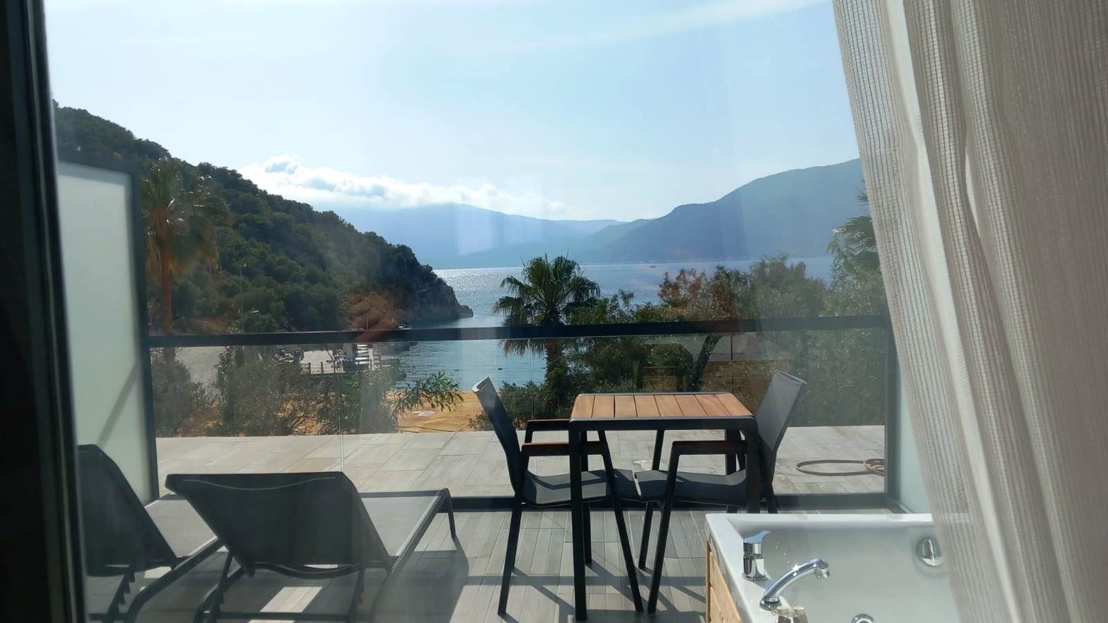 rooms-terrace-deluxe-sea-view-jacuzzi