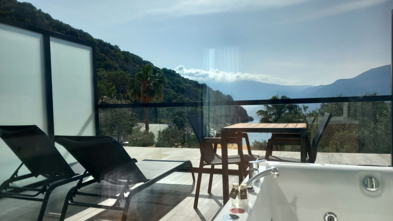 rooms-terrace-deluxe-sea-view-jacuzzi