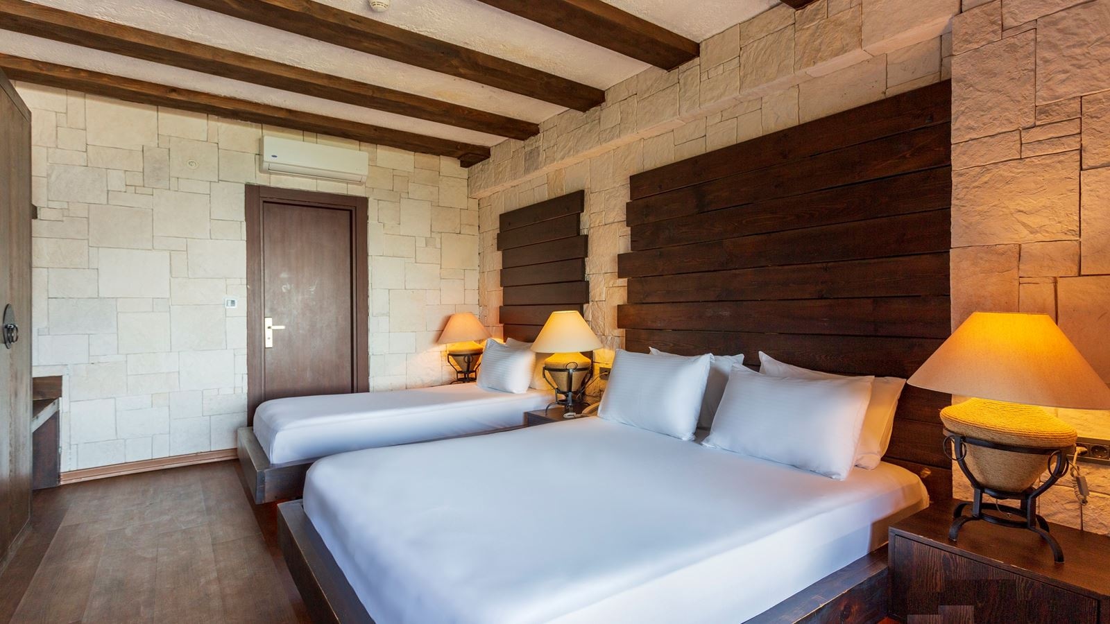 rooms-deluxe-room-terrace