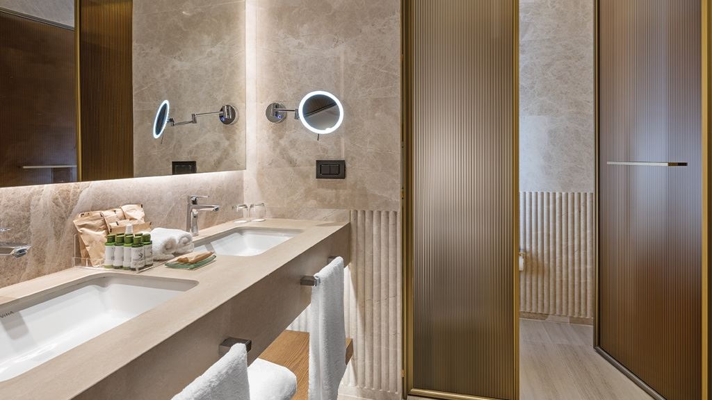 rooms-superior-pool-access-via-stairs