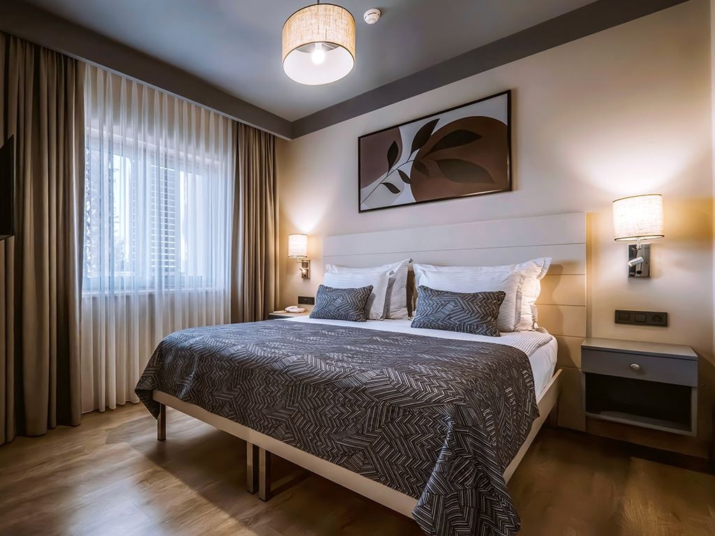 rooms-deluxe-suite-with-poolside-terrace