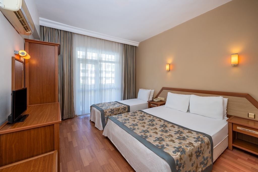 rooms-standart-pool-view