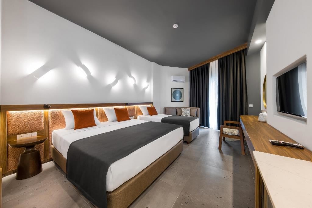 rooms-deluxe-pool-view-room