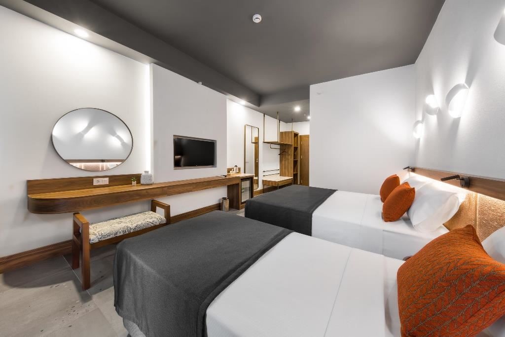 rooms-deluxe-pool-view-room