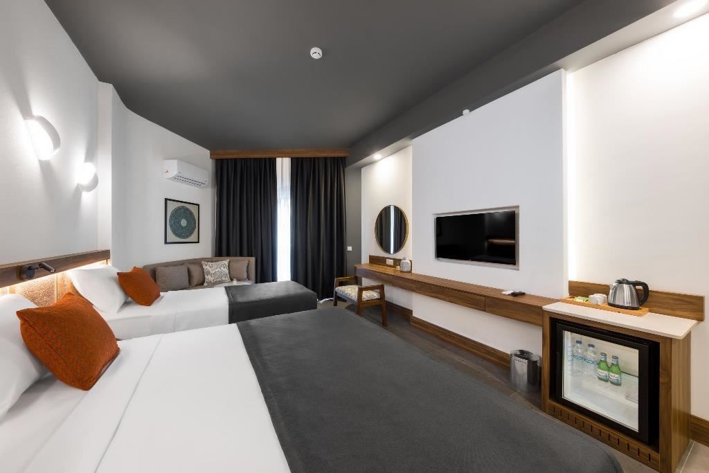 rooms-deluxe-pool-view-room