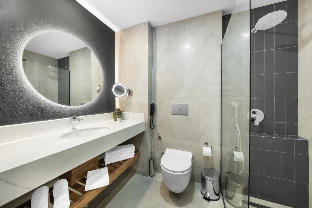 rooms-deluxe-pool-view-room