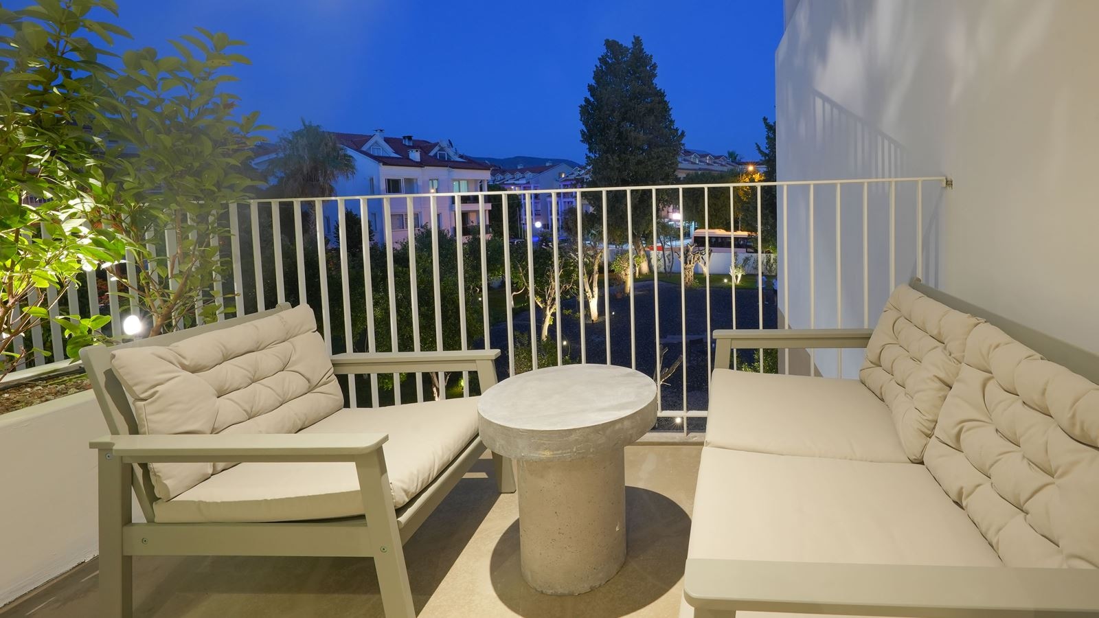 rooms-terrace-with-garden