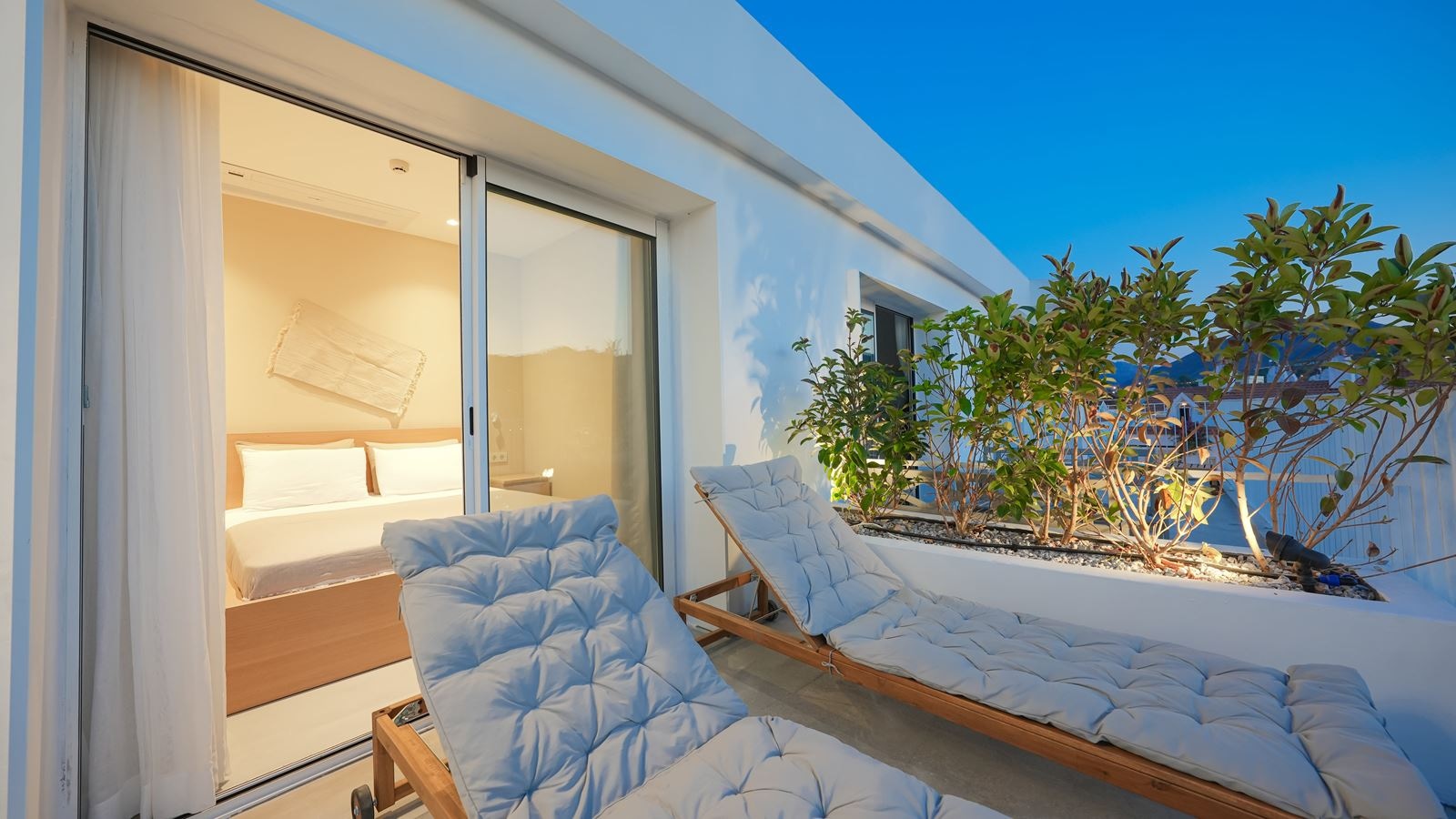 rooms-terrace-with-garden