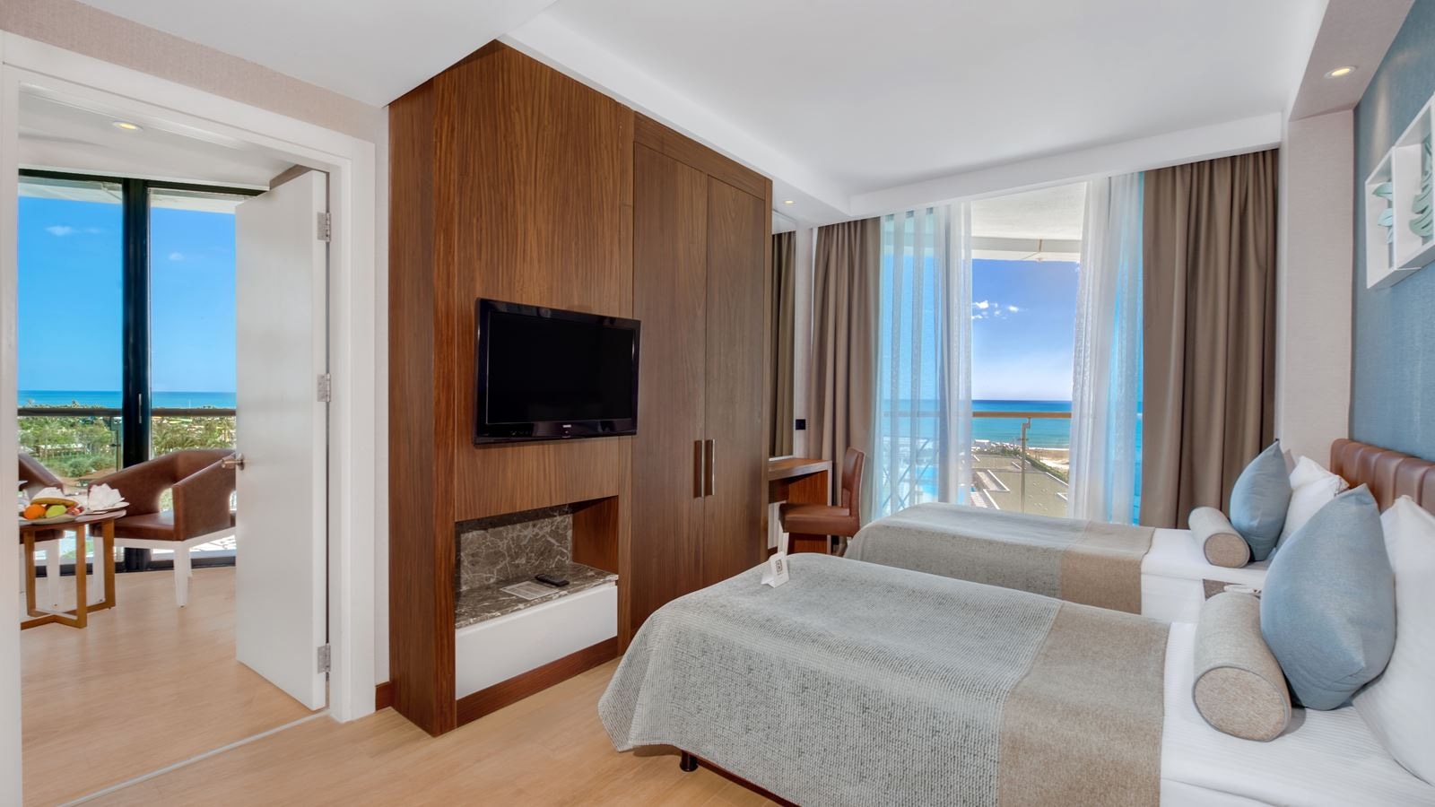 rooms-family-deluxe-room-sea-view