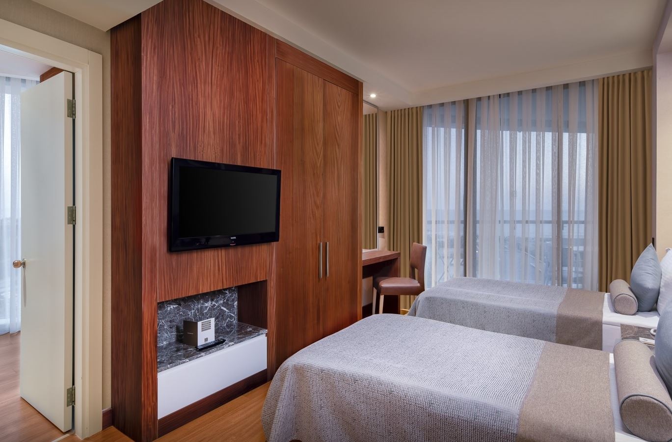 rooms-family-room-with-sea-view